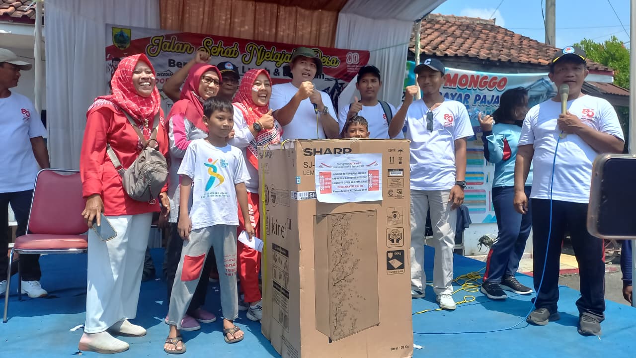Pembagian Hadiah Jalan Sehat Njelajah Desa Bareng Pak Lurah